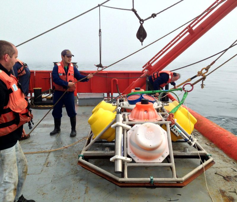 Fondeo de instrumental científico durante la primer campaña del proyecto franco-argentino CASSIS (CONICET-UBA-CNRS) abordo del Guardacostas de Prefectura Naval Tango, diciembre 2014 (mas info: www.cima.fcen.uba.ar/malvinascurrent). Fuente: Martín Saraceno.